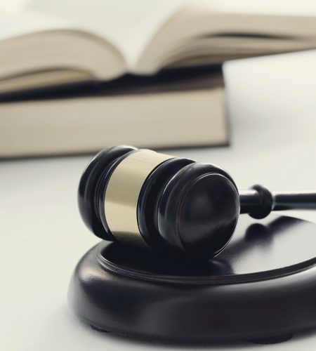 martelo-da-corte-e-livros-conceito-de-julgamento-e-direito.jpg